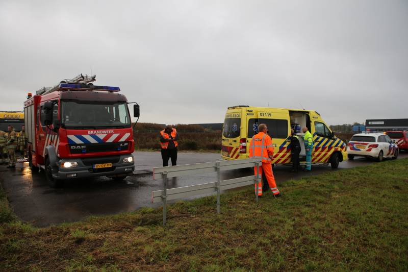 Bestuurder klimt op dak van te water geraakte auto