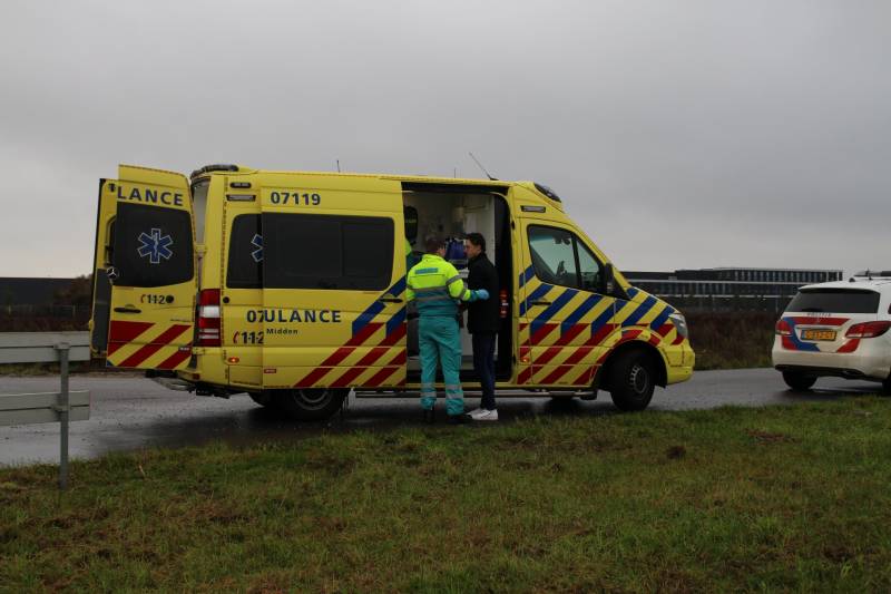 Bestuurder klimt op dak van te water geraakte auto
