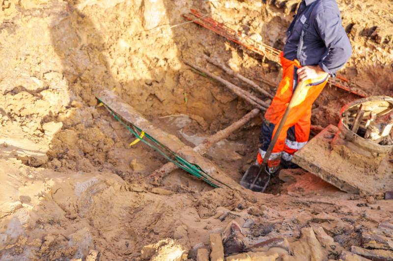 Auto's glijden in sinkhole bij waterleidingbreuk