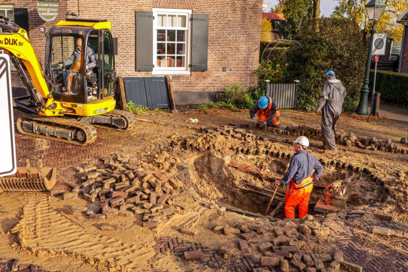 Auto's glijden in sinkhole bij waterleidingbreuk