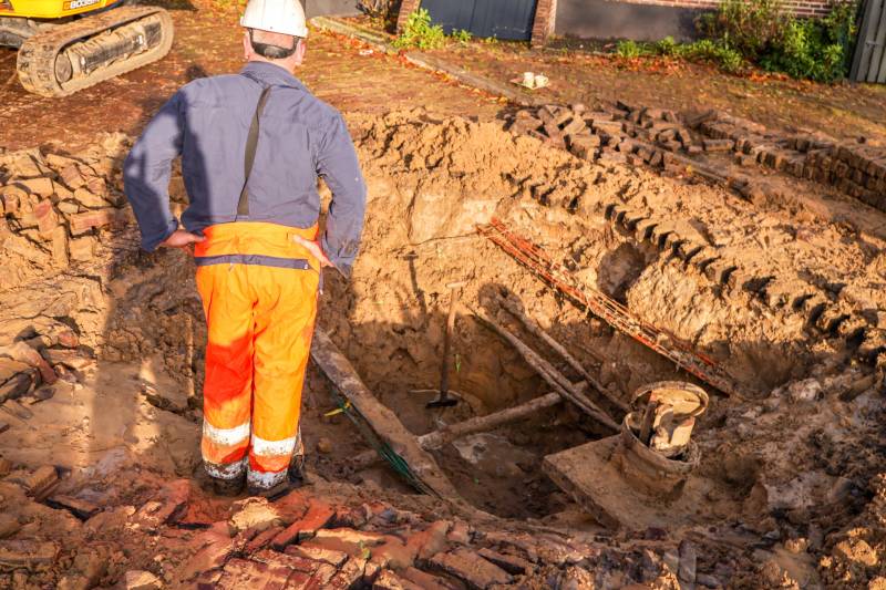 Auto's glijden in sinkhole bij waterleidingbreuk