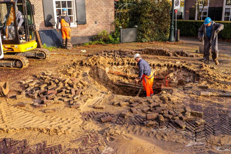 Auto's glijden in sinkhole bij waterleidingbreuk