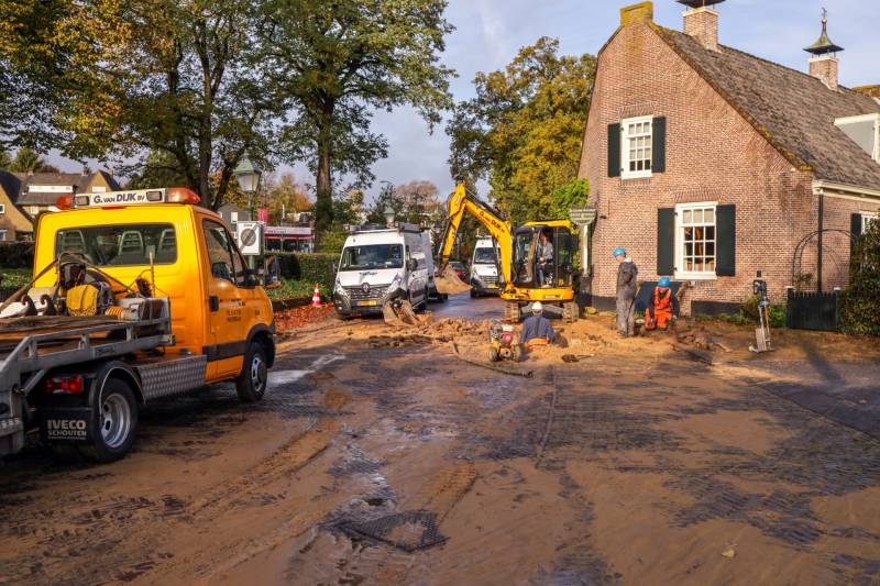 Auto's glijden in sinkhole bij waterleidingbreuk
