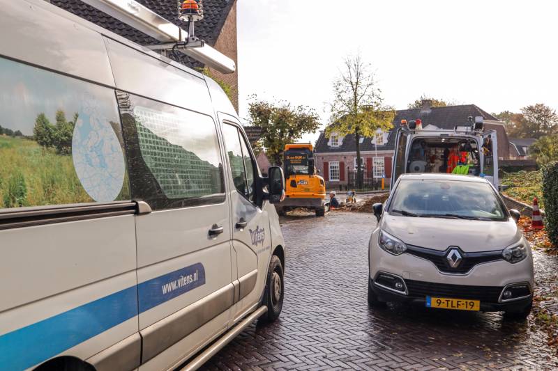 Auto's glijden in sinkhole bij waterleidingbreuk