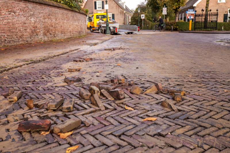 Auto's glijden in sinkhole bij waterleidingbreuk