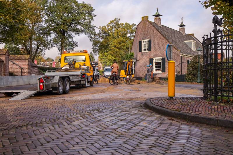 Auto's glijden in sinkhole bij waterleidingbreuk