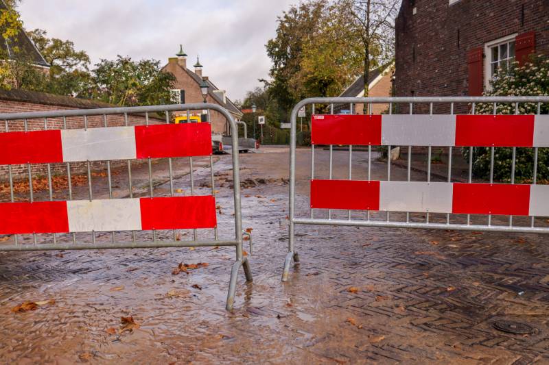 Auto's glijden in sinkhole bij waterleidingbreuk