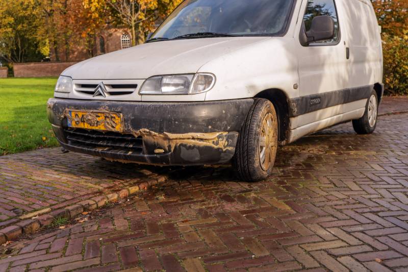 Auto's glijden in sinkhole bij waterleidingbreuk