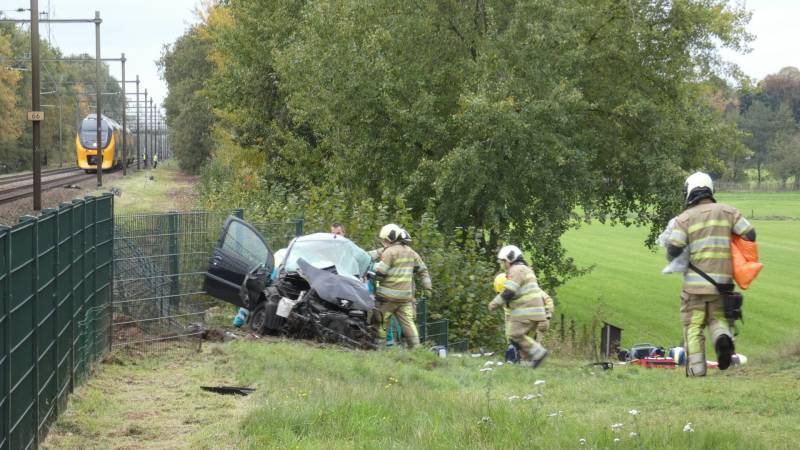 Trein botst op auto bij spoorwegovergang