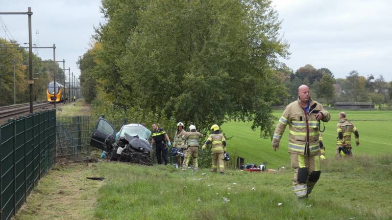 Trein botst op auto bij spoorwegovergang