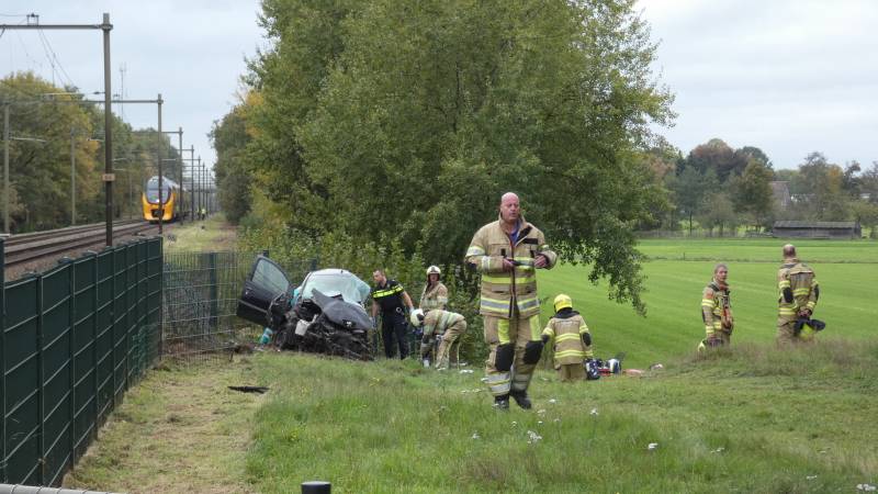 Trein botst op auto bij spoorwegovergang