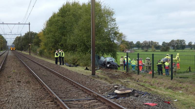 Trein botst op auto bij spoorwegovergang