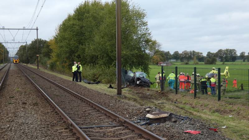 Trein botst op auto bij spoorwegovergang