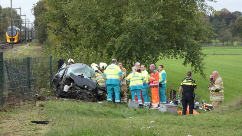 Trein botst op auto bij spoorwegovergang