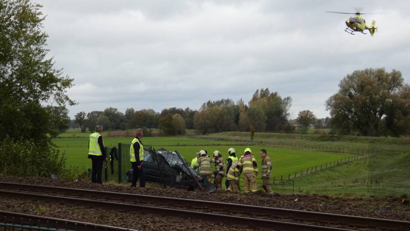 Trein botst op auto bij spoorwegovergang