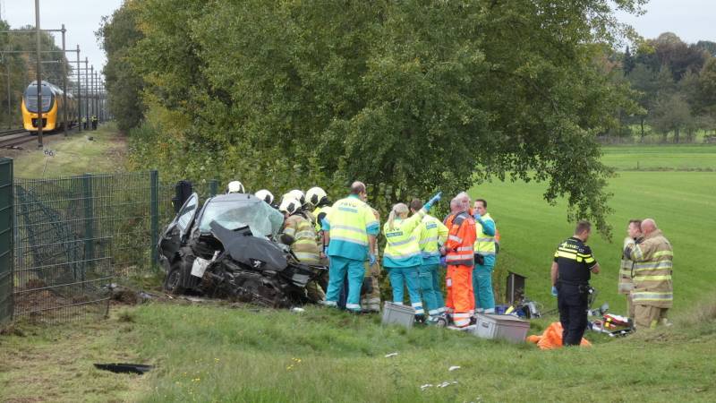 Trein botst op auto bij spoorwegovergang