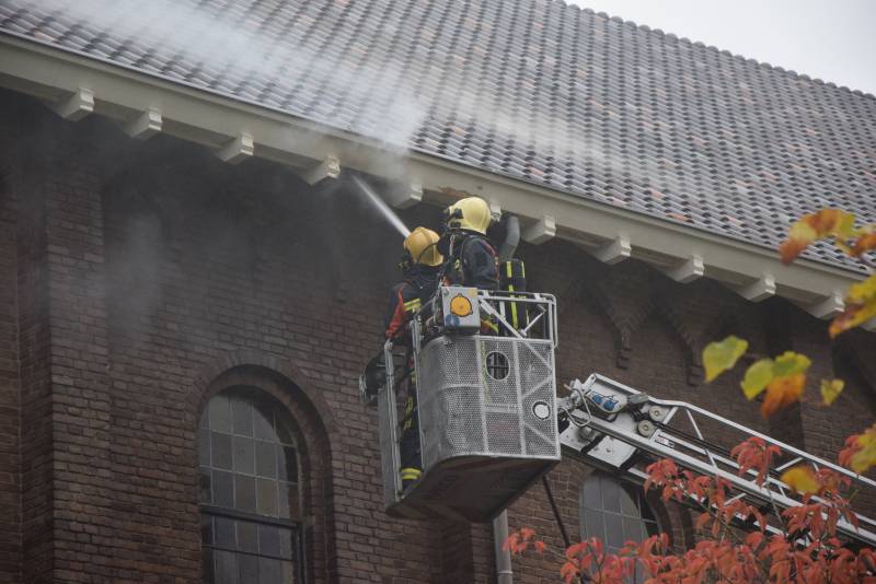 Dak van kerk vat vlam bij werkzaamheden
