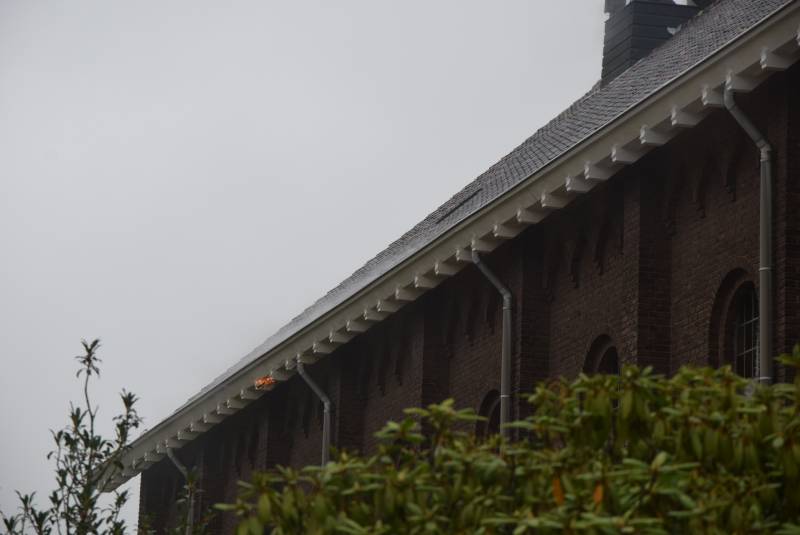 Dak van kerk vat vlam bij werkzaamheden