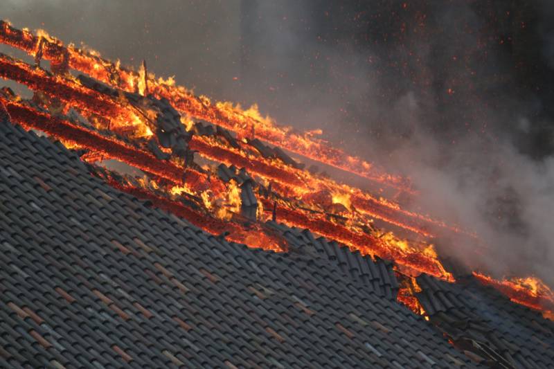 Dak van kerk vat vlam bij werkzaamheden