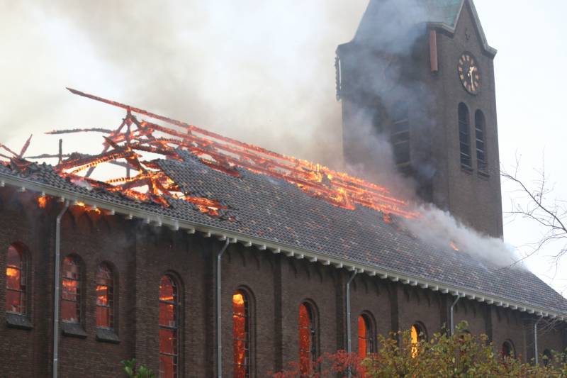 Dak van kerk vat vlam bij werkzaamheden