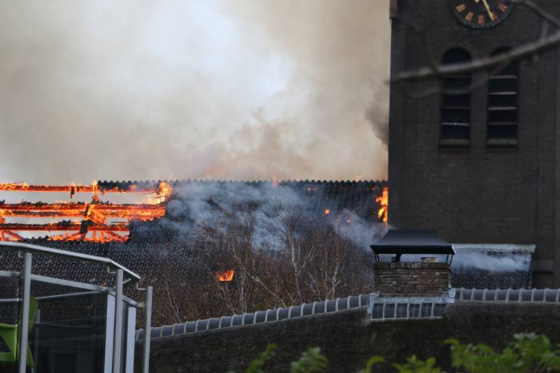 Dak van kerk vat vlam bij werkzaamheden