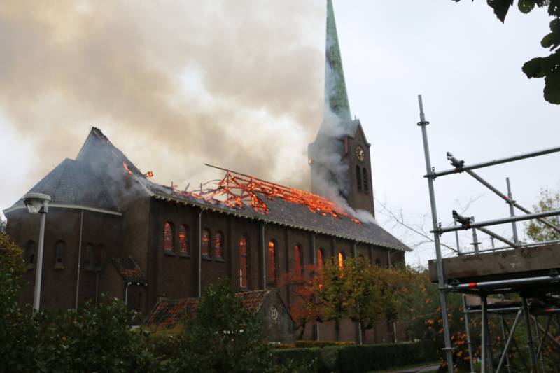 Dak van kerk vat vlam bij werkzaamheden