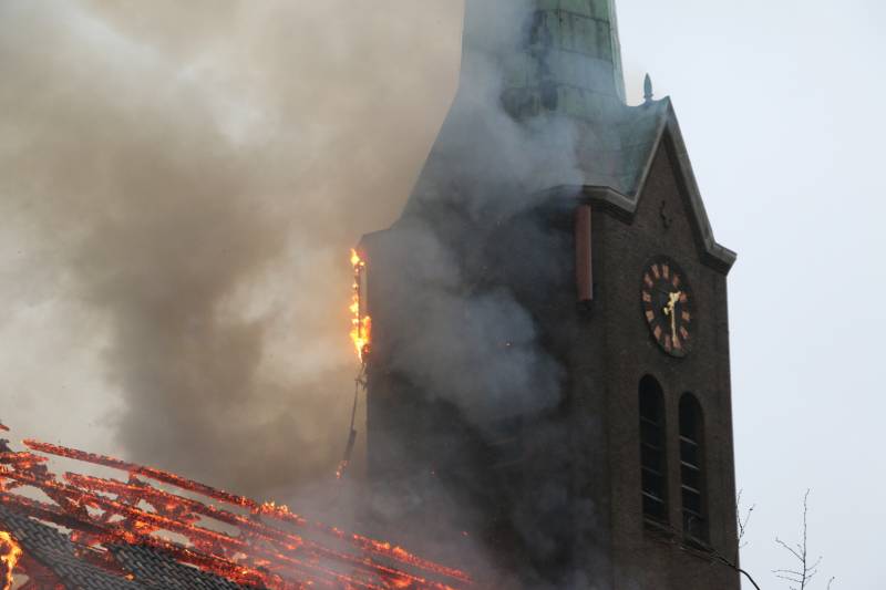 Dak van kerk vat vlam bij werkzaamheden