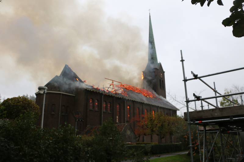 Dak van kerk vat vlam bij werkzaamheden