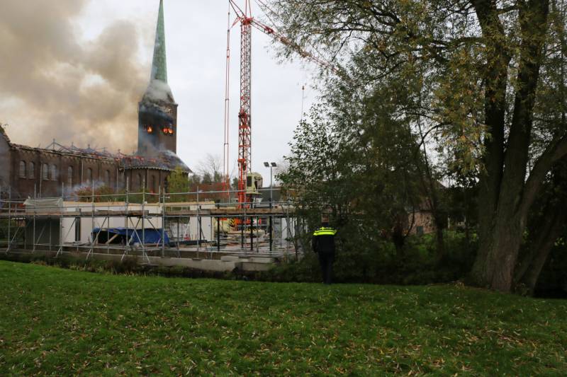 Dak van kerk vat vlam bij werkzaamheden
