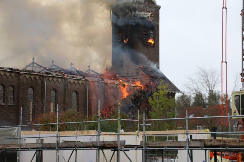 Dak van kerk vat vlam bij werkzaamheden