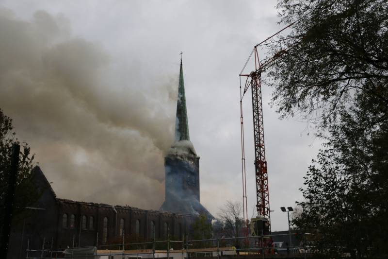 Dak van kerk vat vlam bij werkzaamheden