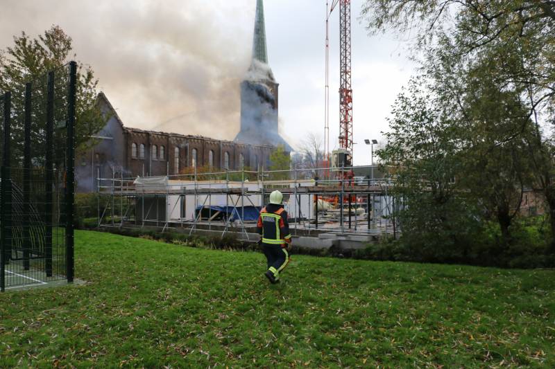 Dak van kerk vat vlam bij werkzaamheden