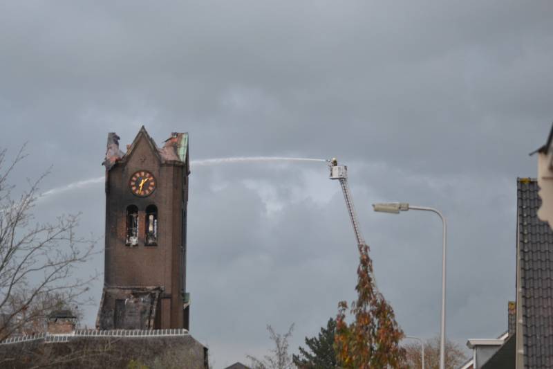 Dak van kerk vat vlam bij werkzaamheden
