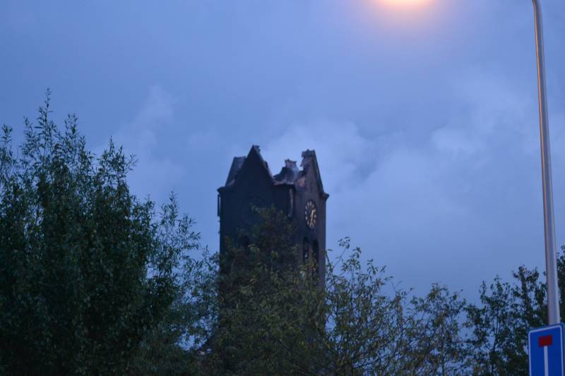 Dak van kerk vat vlam bij werkzaamheden