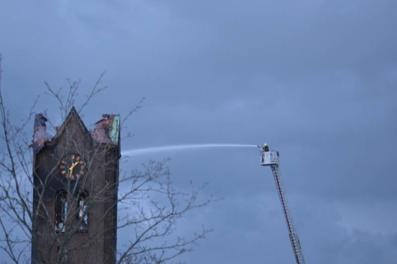 Dak van kerk vat vlam bij werkzaamheden