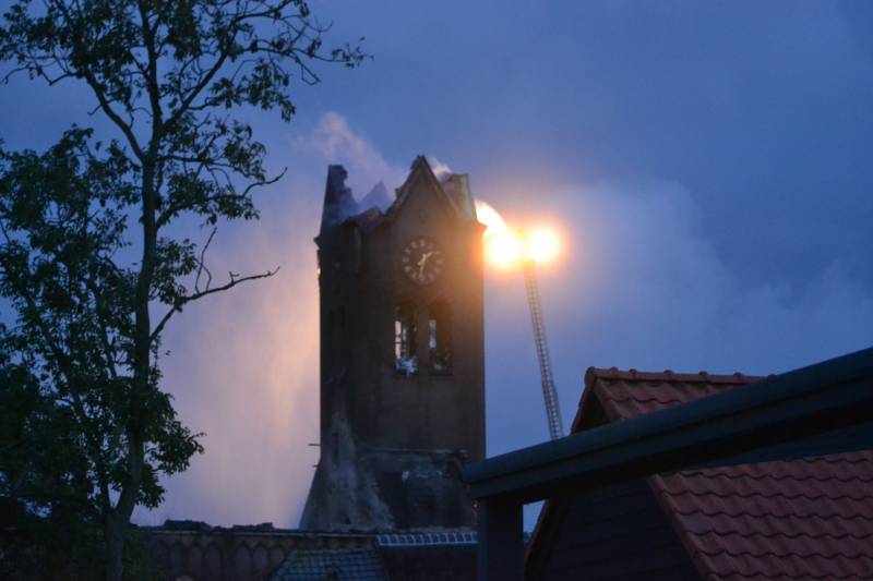 Dak van kerk vat vlam bij werkzaamheden