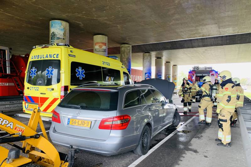 Auto vliegt in brand tijdens rijden