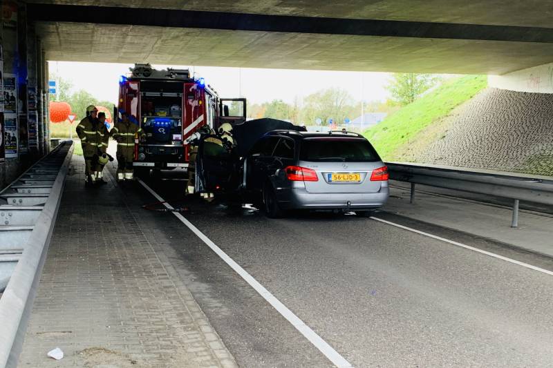 Auto vliegt in brand tijdens rijden
