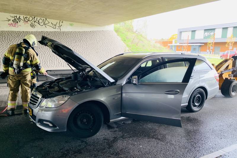 Auto vliegt in brand tijdens rijden