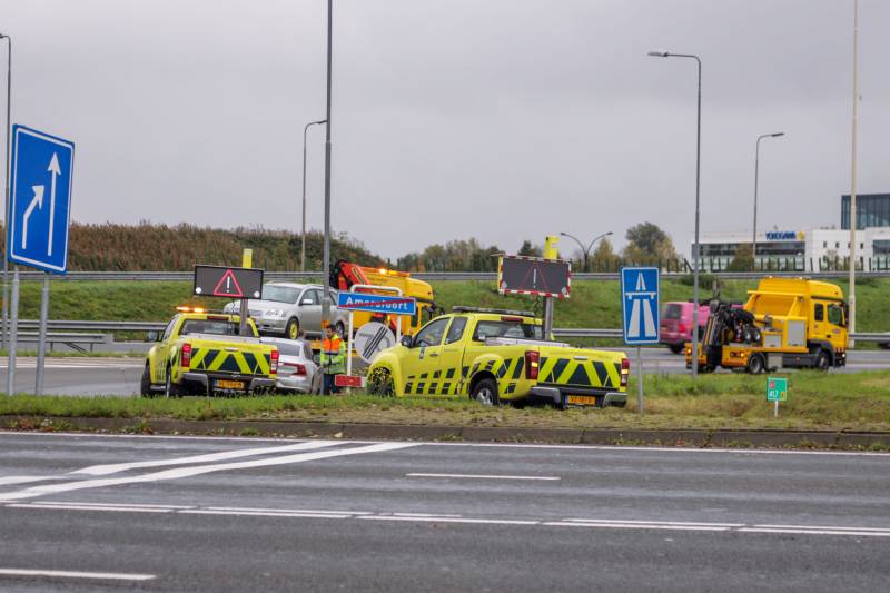 Drie auto's botsen op oprit snelweg