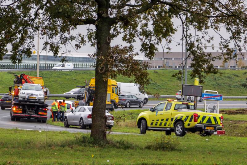 Drie auto's botsen op oprit snelweg