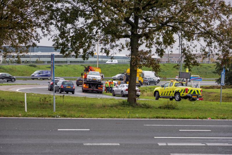 Drie auto's botsen op oprit snelweg