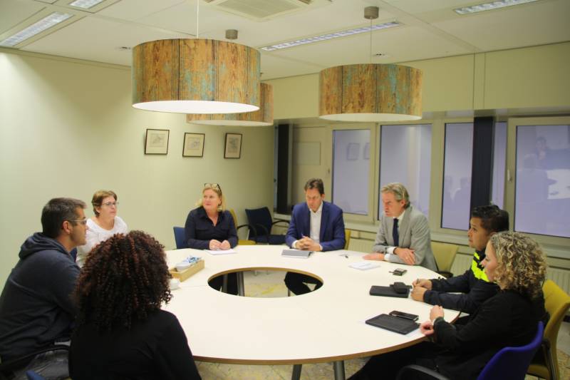 Bezorgde ouders in gesprek met burgemeester na steekpartij