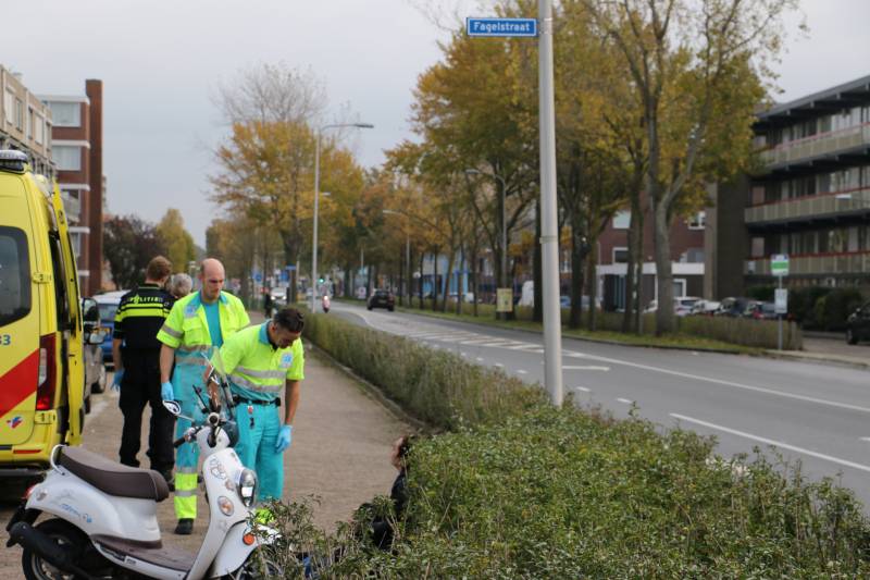 Scooterrijdster hard onderuit op wegdek