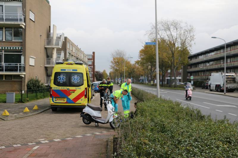 Scooterrijdster hard onderuit op wegdek