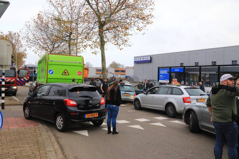 Automobilist gewond na crash tegen stoplicht