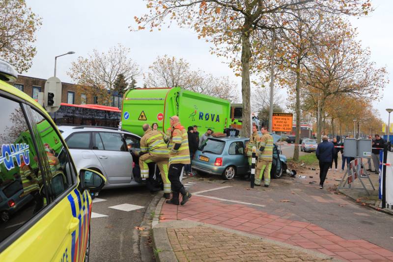 Automobilist gewond na crash tegen stoplicht