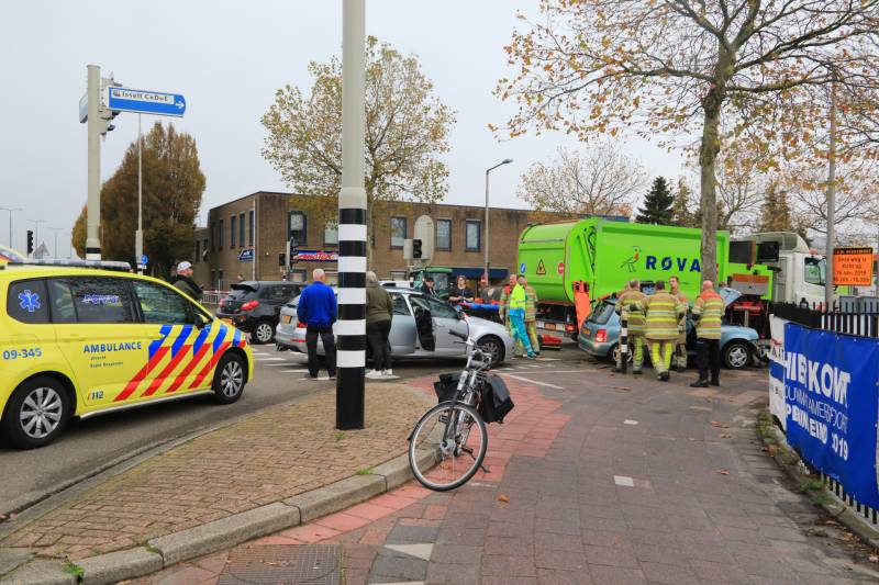 Automobilist gewond na crash tegen stoplicht