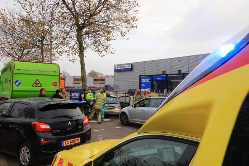 Automobilist gewond na crash tegen stoplicht