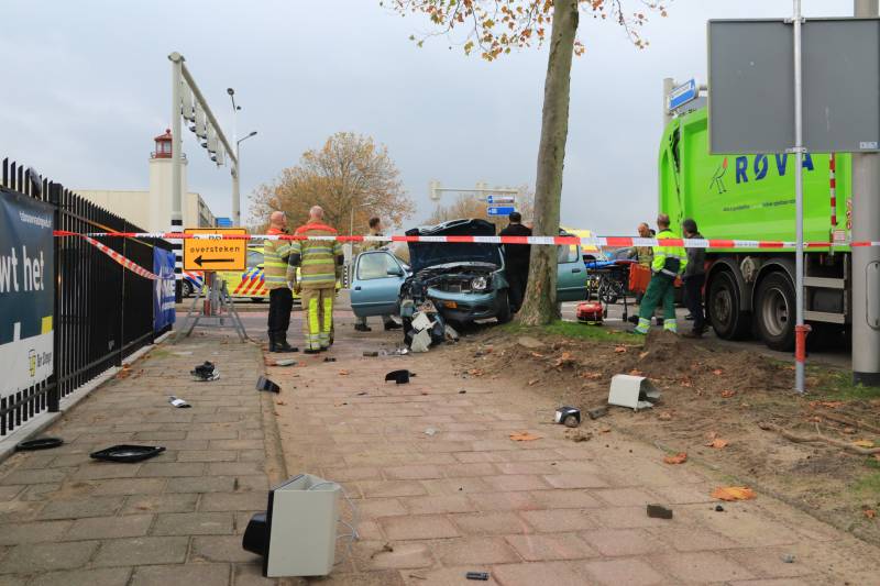 Automobilist gewond na crash tegen stoplicht